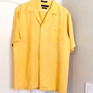 Men’s short sleeve silk and linen button down shirt with pocket.